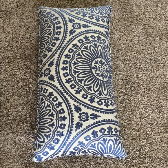 Decorative accent pillow - Picture 2 of 2